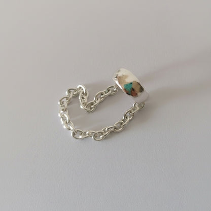SosyGallery 925 sterling silver conch ear cuff with a delicate chain detail, designed for non-pierced ears.
