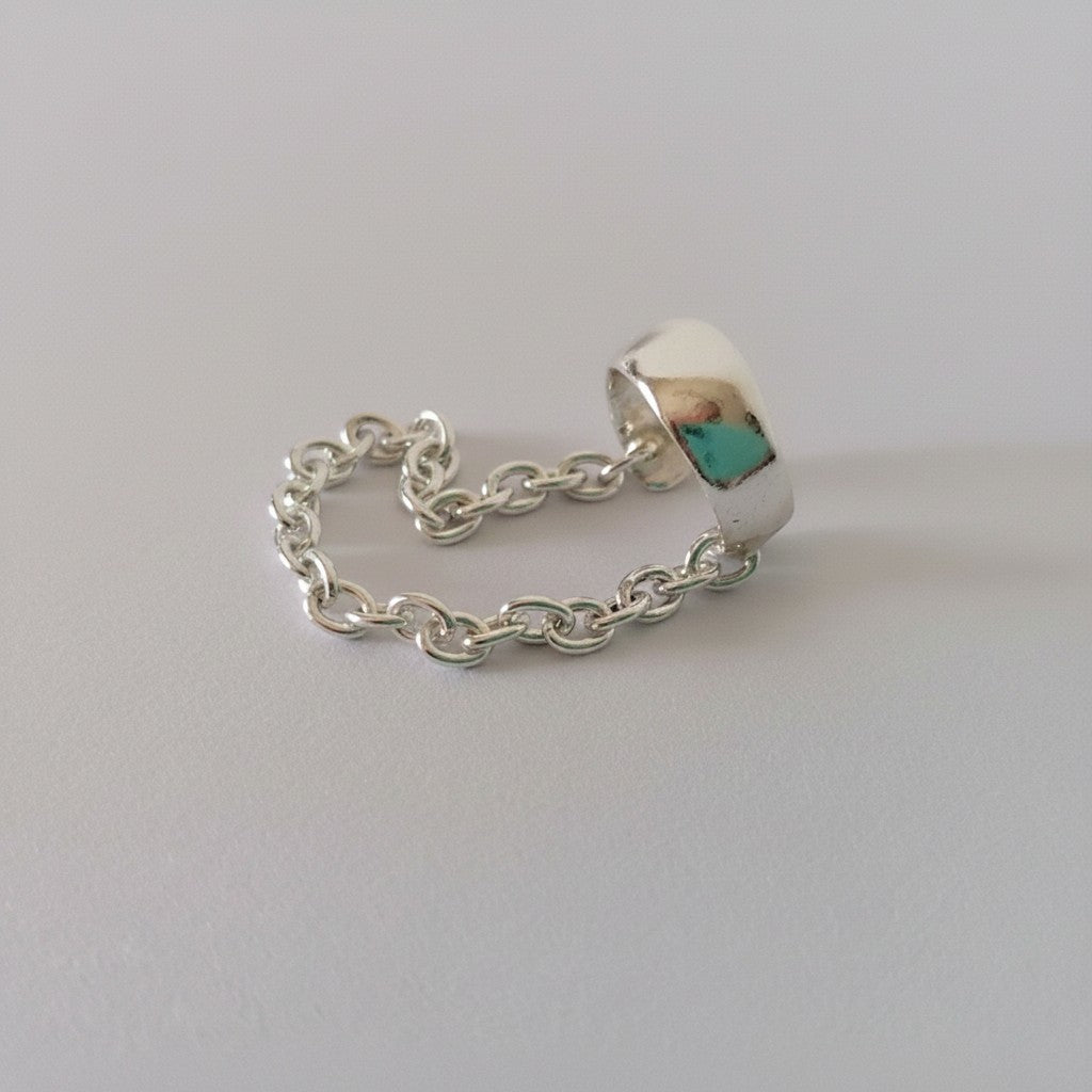 SosyGallery sterling silver conch ear cuff featuring a delicate chain detail, designed for non-pierced ears.